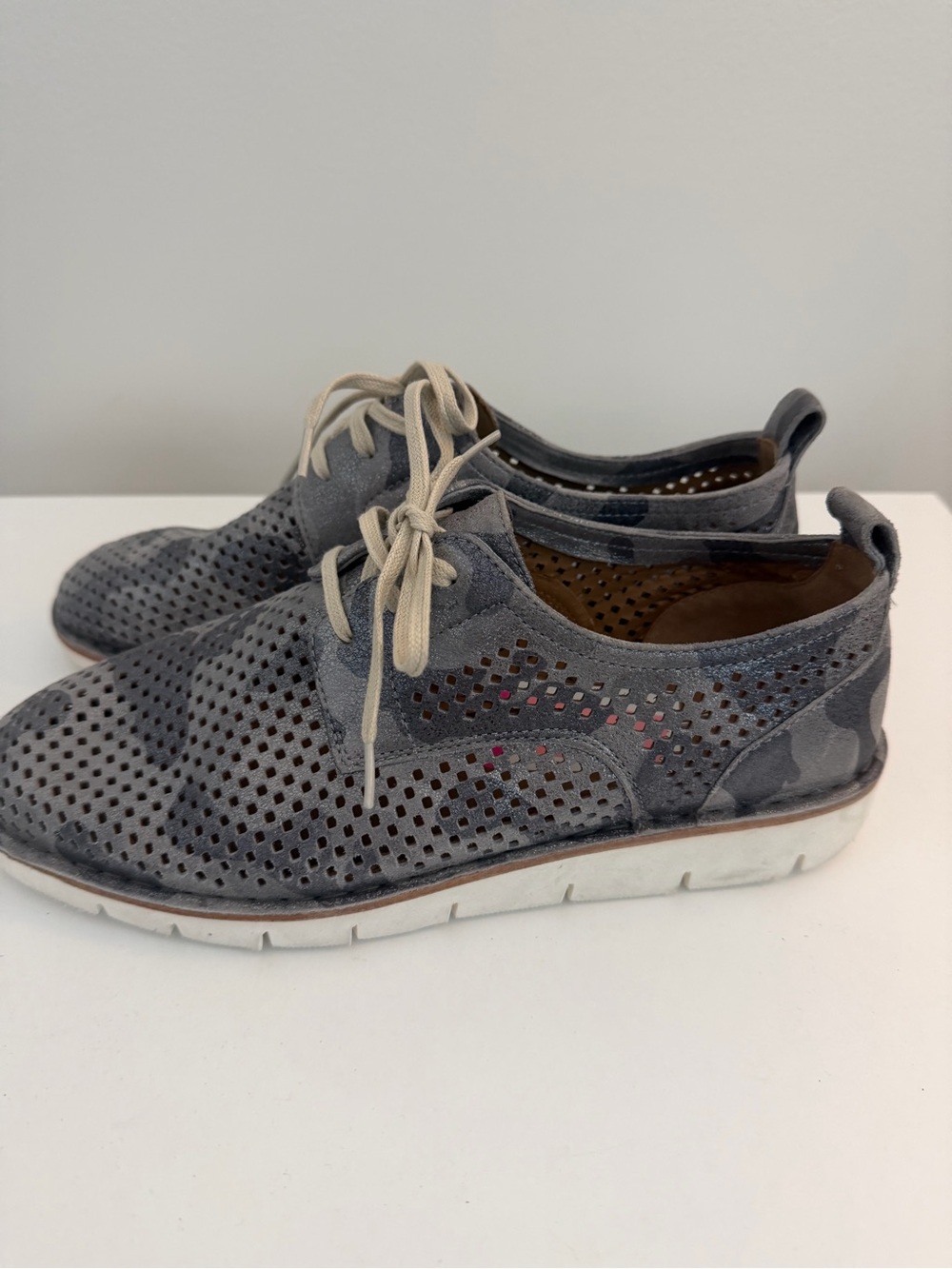 Trask Perforated Metallic Gray Leather Oxfords with Cream Laces - Picture 2 of 9